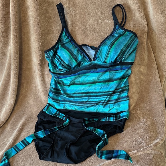 Striped Tankini w/bonus sarong Sz 14 - Picture 1 of 6